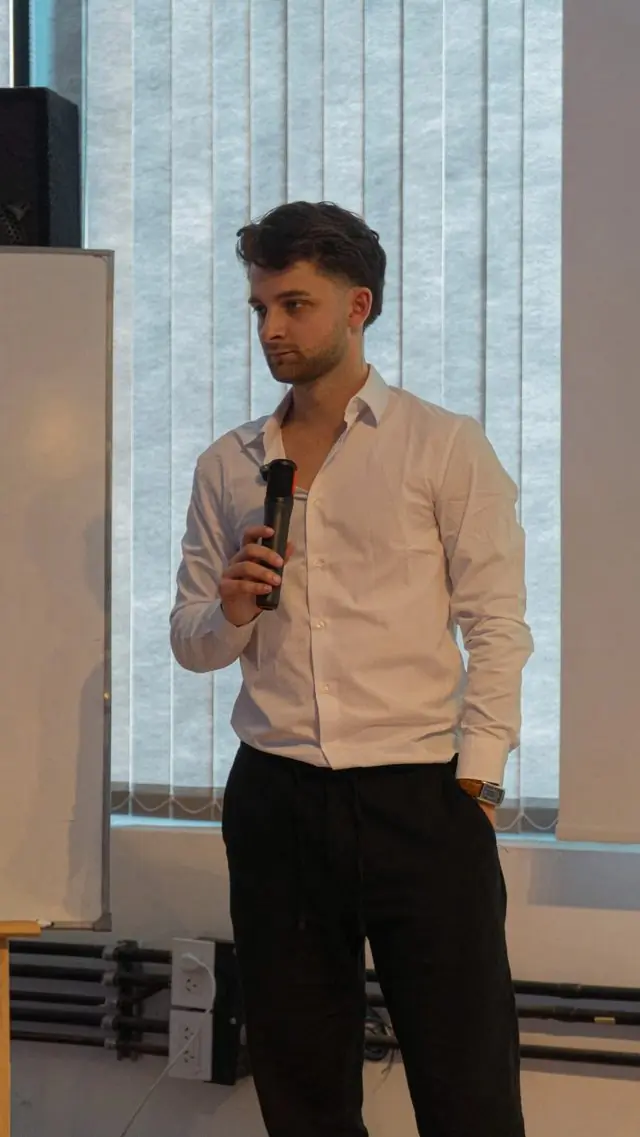 Federico Garbarino dando la masterclass en vivo