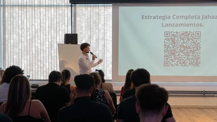Federico Garbarino presentando frente a la sala