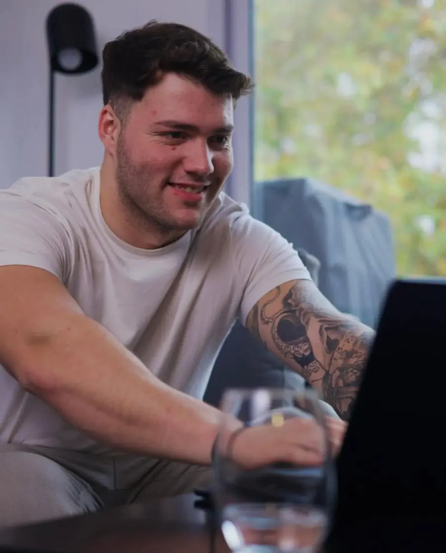 Juan Pamies sonriendo frente a la computadora